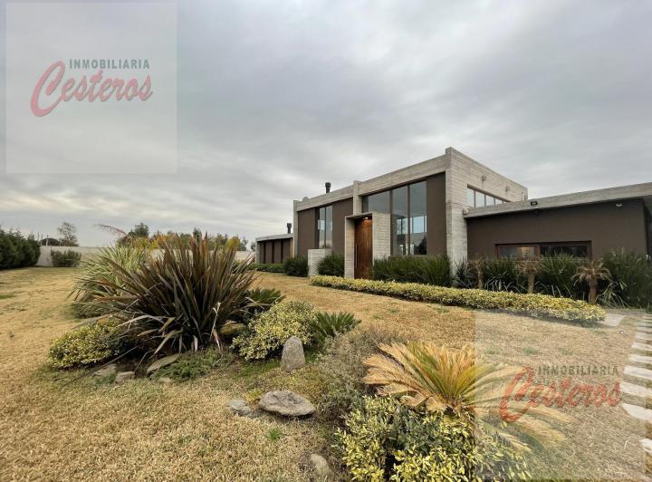 Casa · 270m² · 7 Ambientes · 1 Cochera