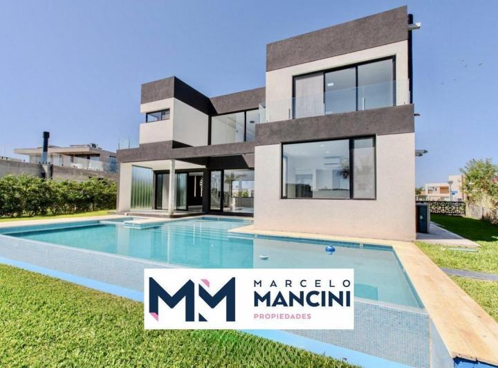 Casa · 450m² · 5 Ambientes · 4 Cocheras