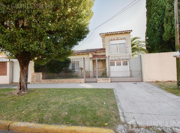 Casa · 233m² · 5 Ambientes · 2 Cocheras