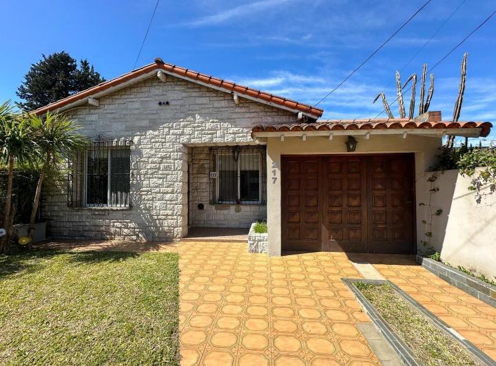 Casa · 180m² · 5 Ambientes · 3 Cocheras
