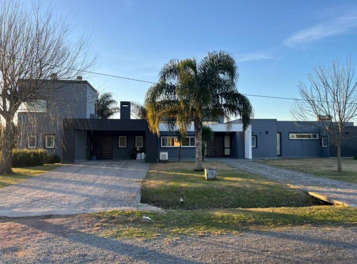 Casa · 380m² · 6 Ambientes · 4 Cocheras