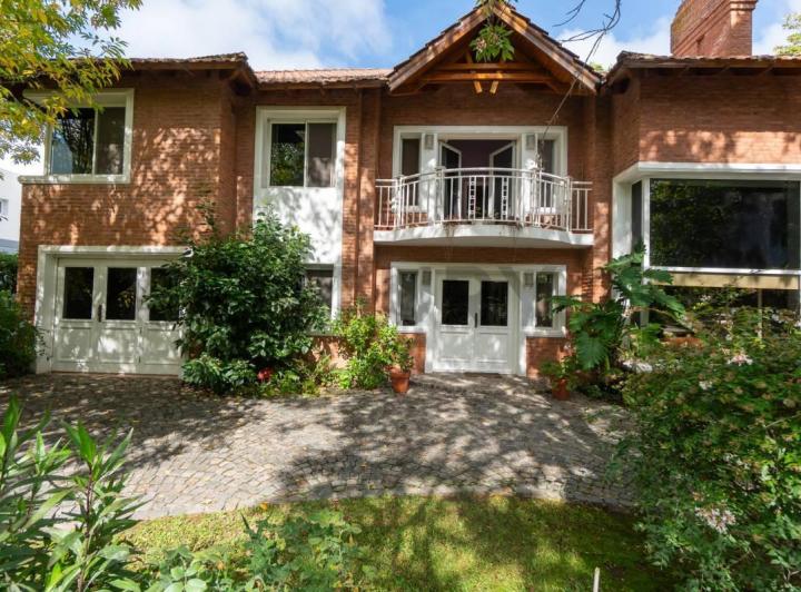 Casa · 375m² · 4 Dormitorios · 2 Cocheras