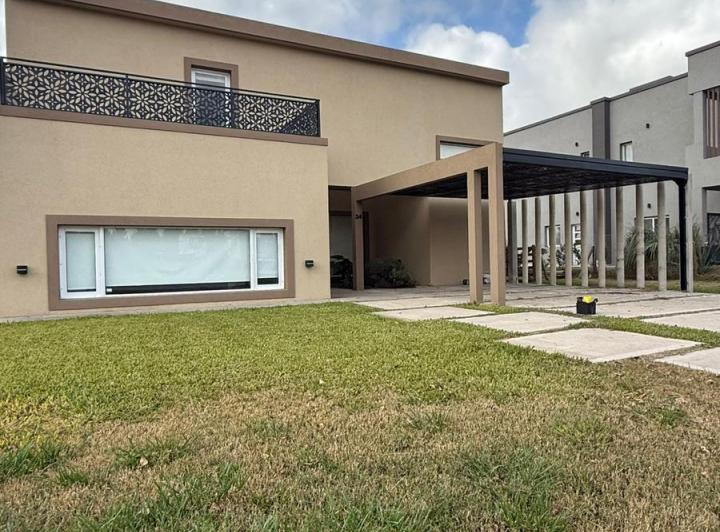 Casa · 220m² · 5 Ambientes · 2 Cocheras