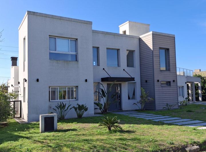 Casa · 312m² · 5 Ambientes · 2 Cocheras