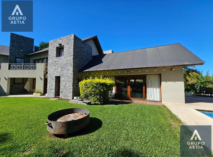 Casa · 450m² · 5 Ambientes · 2 Cocheras