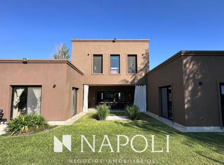 Casa · 251m² · 6 Ambientes · 1 Cochera