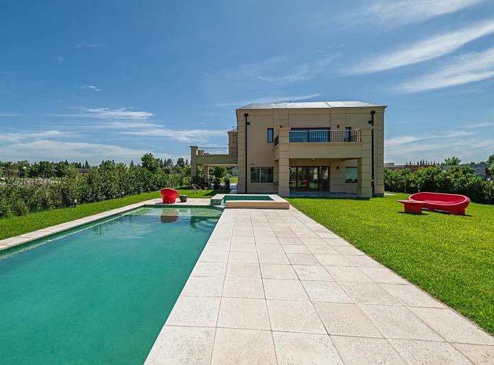 Casa · 366m² · 7 Ambientes · 4 Cocheras
