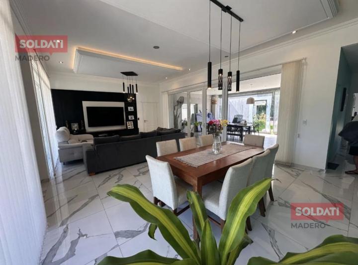Casa · 200m² · 5 Ambientes · 6 Cocheras