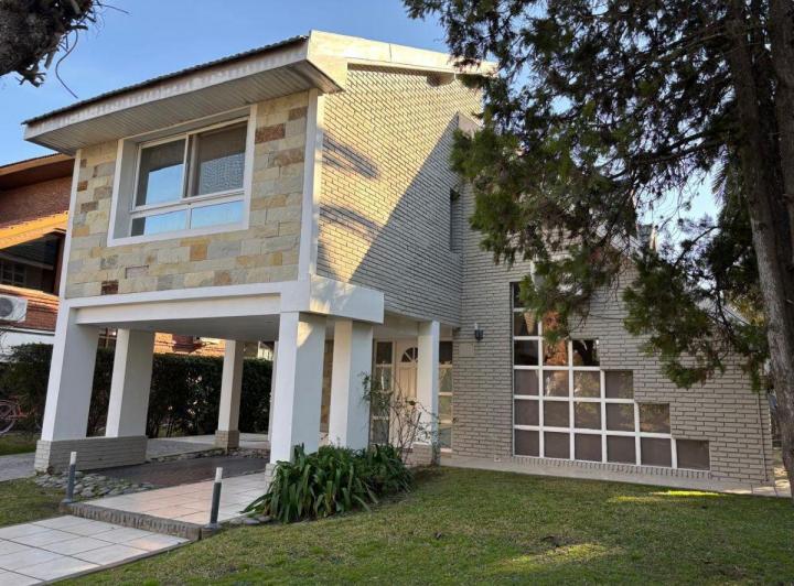 Casa · 200m² · 5 Ambientes · 2 Cocheras