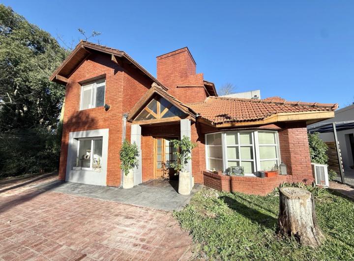 Casa · 233m² · 6 Ambientes · 4 Cocheras