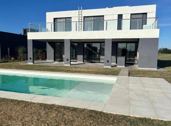 Casa · 212m² · 6 Ambientes · 2 Cocheras