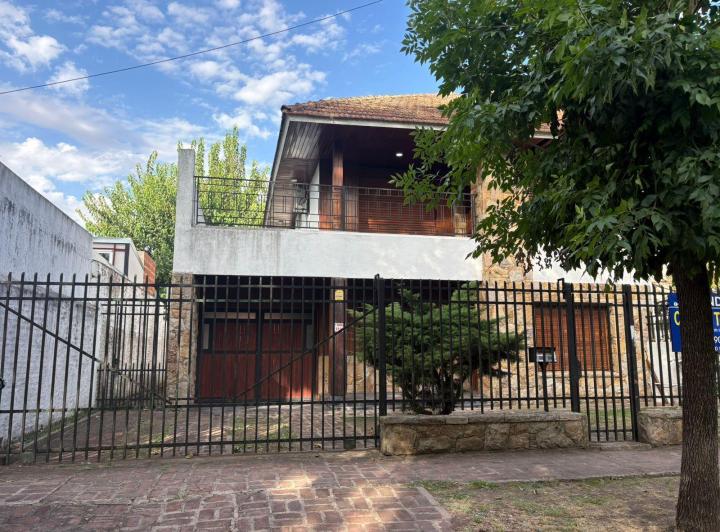 Casa · 187m² · 5 Ambientes · 3 Cocheras