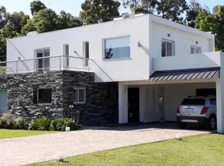 Casa · 241m² · 5 Ambientes · 2 Cocheras