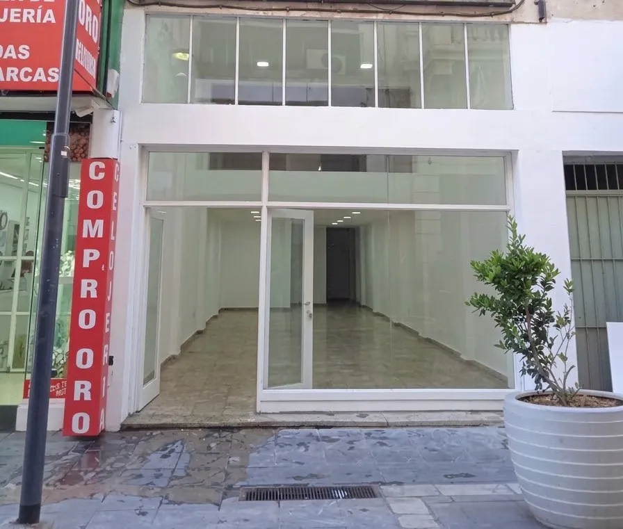Local comercial en la peatonal. A metros de la plaza San Martín