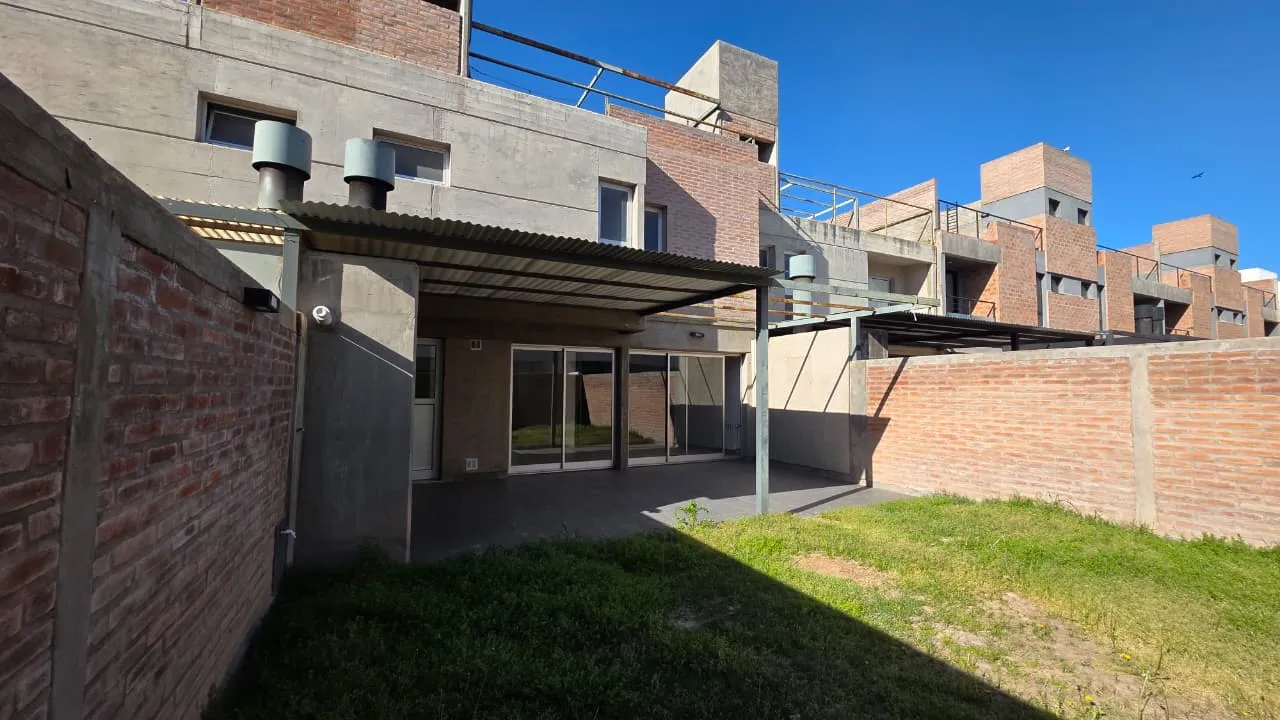 Alquiler dúplex 3 dormitorios en Cañuelas Chico, patio y cochera