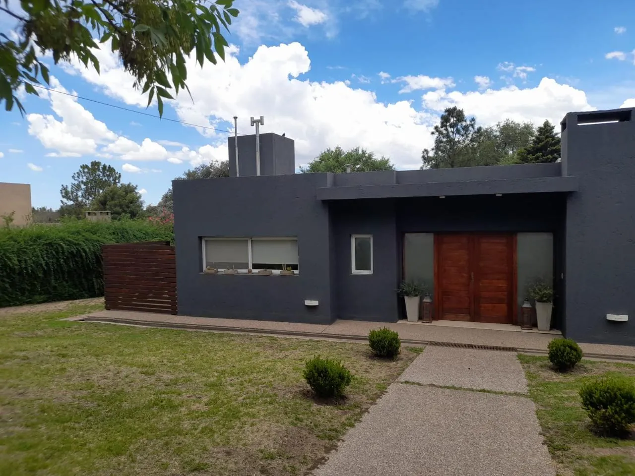 Se ALQUILA hermosa casa en Bº Bosque Alegre