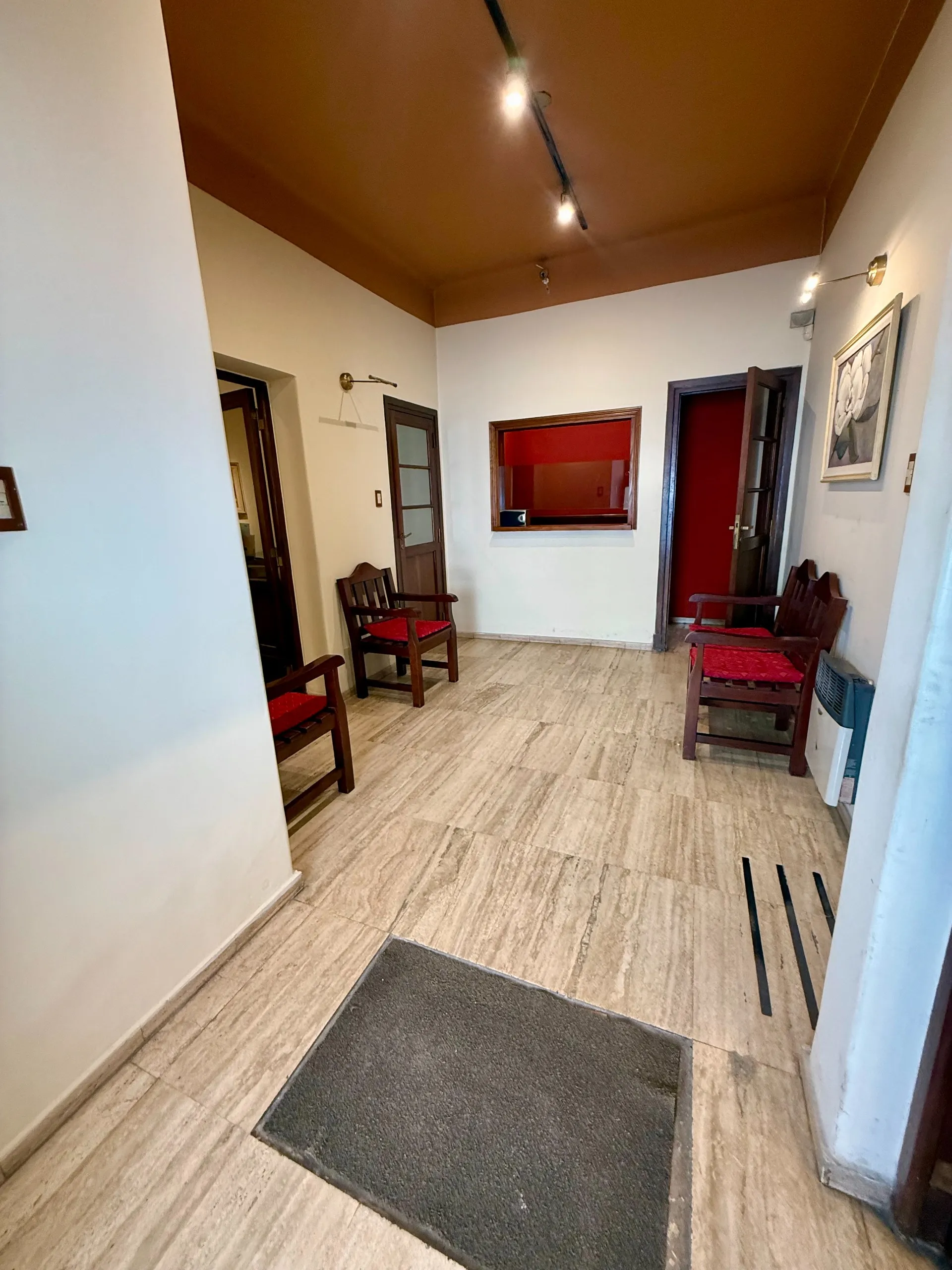 CASA EN ALBERDI SOBRE 27 DE ABRIL IDEAL PARA  USO PROFESIONAL O VIVIENDA !!!