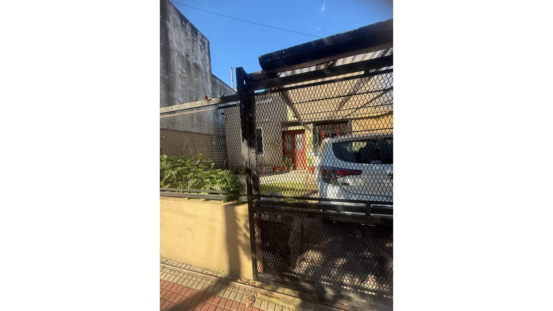 CASA 4 AMB CON FONDO Y PILETA !!!!