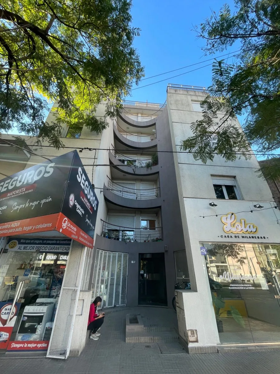 Semi piso 2 Dormitorios, 2 baños,  Doble Balcón - B° Alberdi
