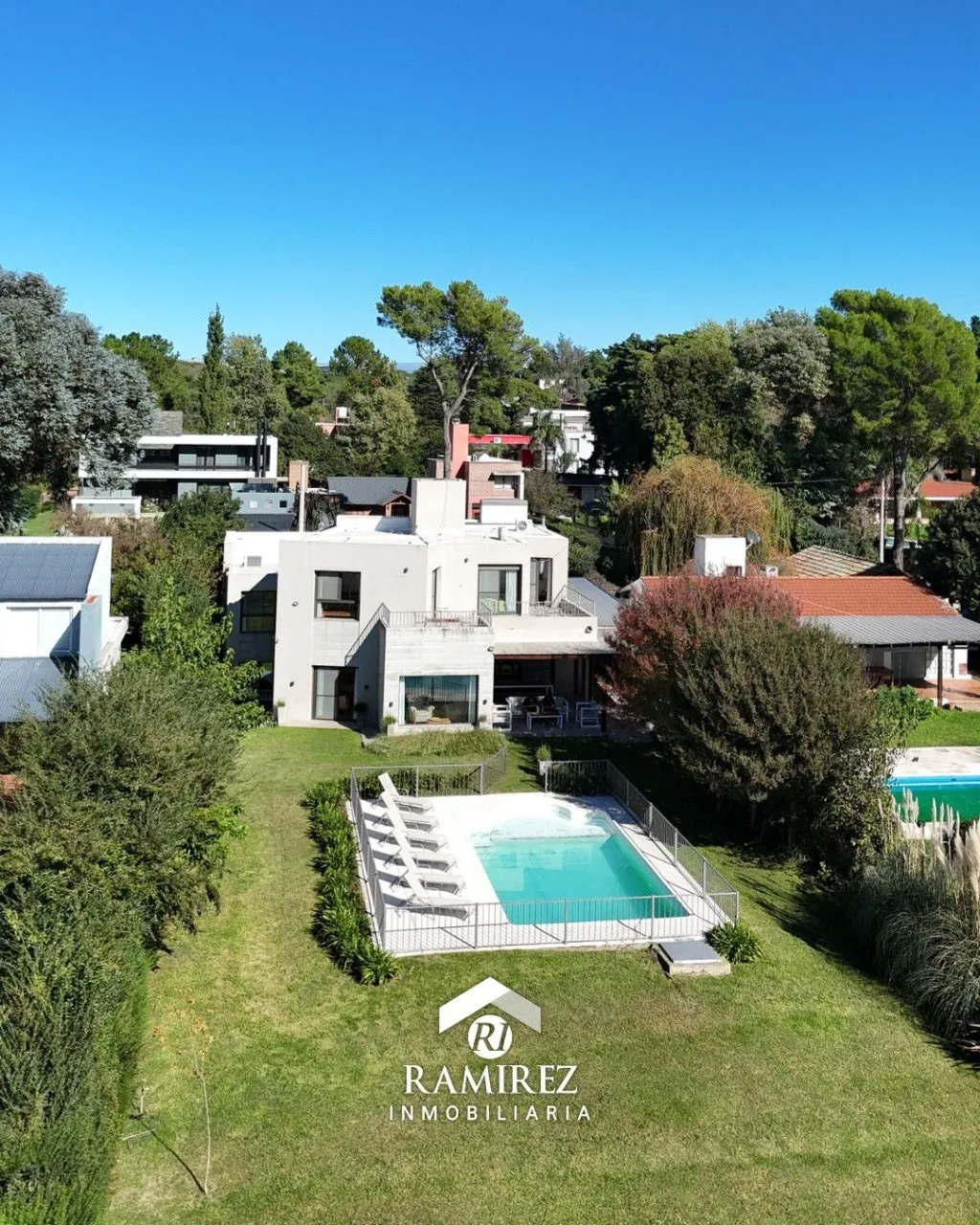SE VENDE IMPORTANTE PROPIEDAD CON COSTA AL LAGO - VILLA DEL DIQUE - PLAYA GRANDE - CORDOBA (CA356)