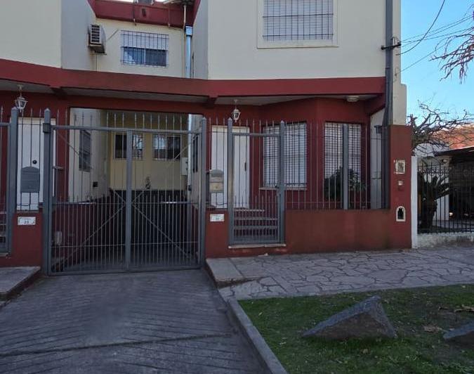 PH · 216m² · 4 Ambientes · 1 Cochera
