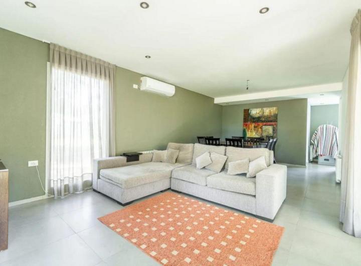 Casa · 380m² · 4 Ambientes · 1 Cochera