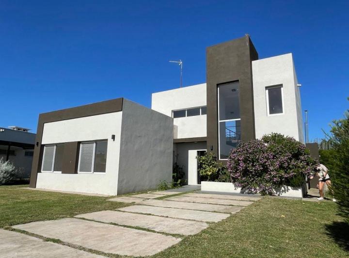 Casa · 190m² · 4 Ambientes · 2 Cocheras