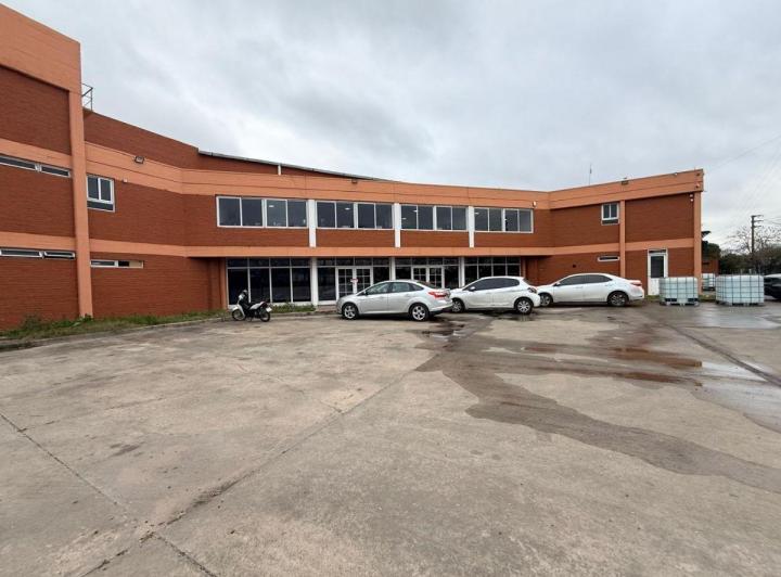 Bodega-Galpón · 4111m² · 25 Ambientes