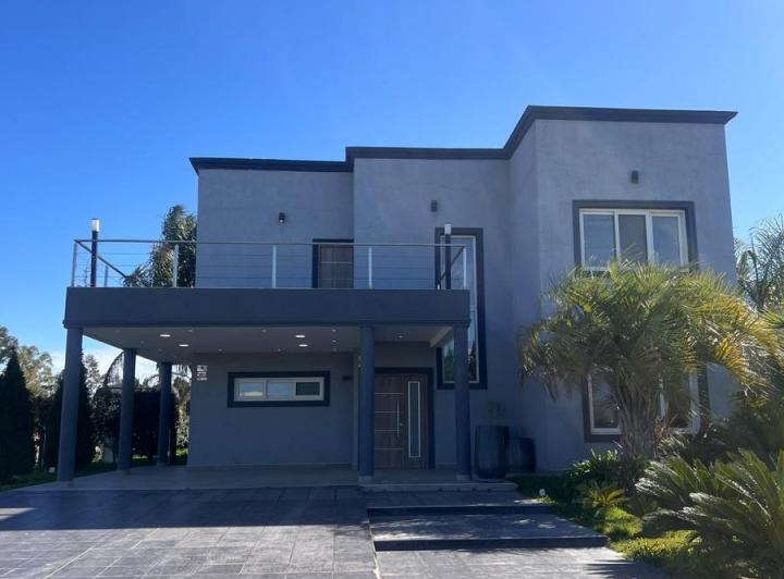 Casa · 230m² · 5 Ambientes · 2 Cocheras
