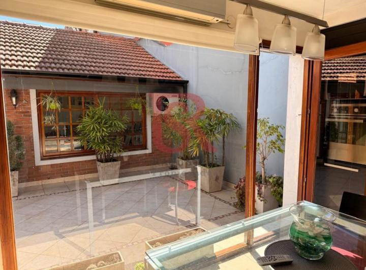 Casa · 210m² · 4 Ambientes · 1 Cochera