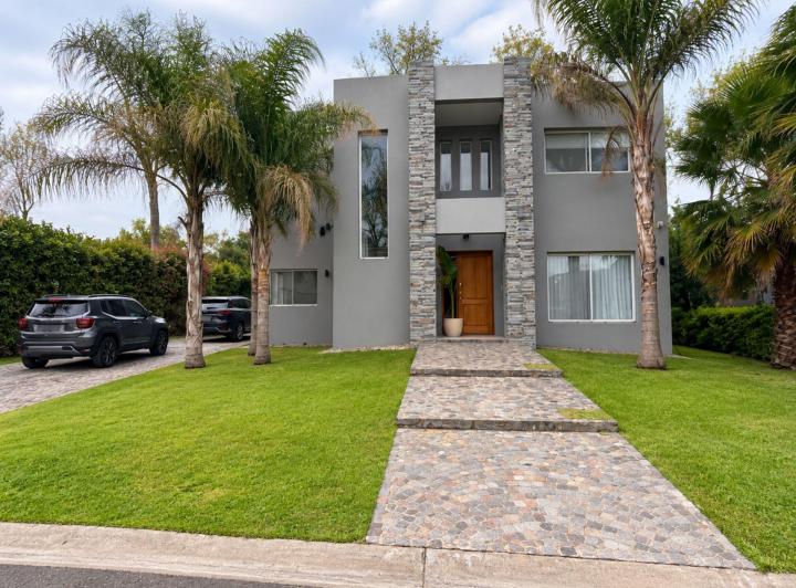Casa · 204m² · 5 Ambientes · 1 Cochera