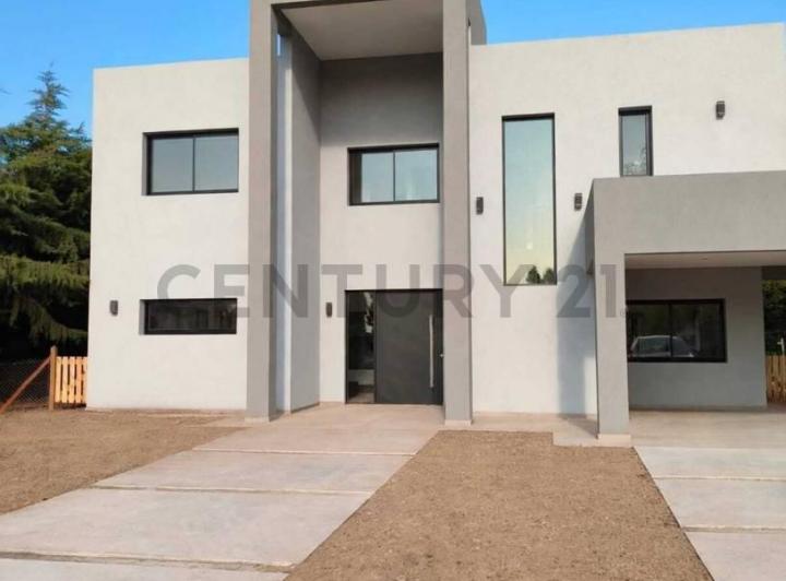 Casa · 230m² · 5 Ambientes · 2 Cocheras