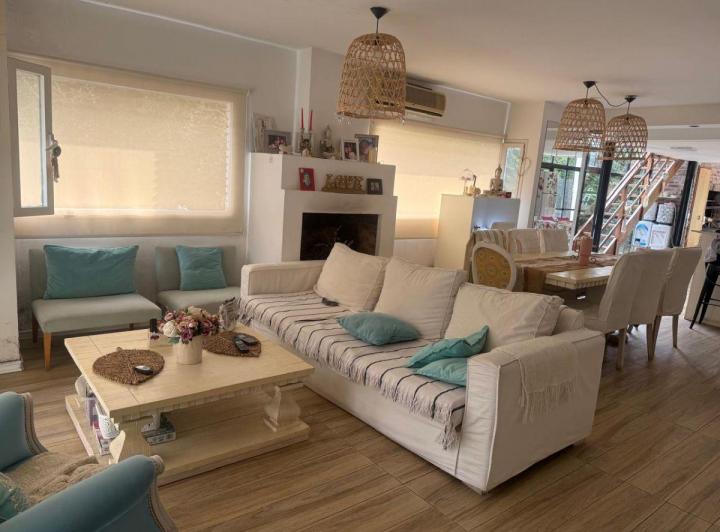 Casa · 200m² · 6 Ambientes · 2 Cocheras