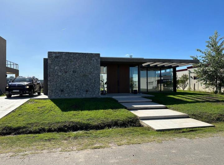 Casa · 270m² · 4 Ambientes · 2 Cocheras
