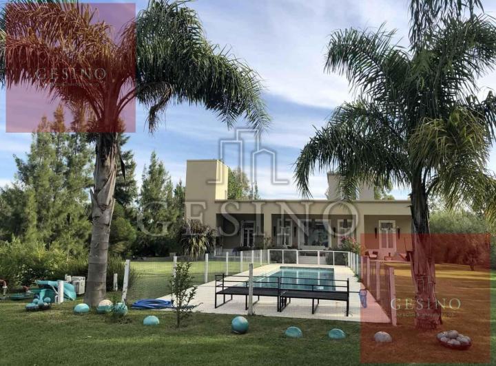Casa · 300m² · 5 Ambientes · 2 Cocheras