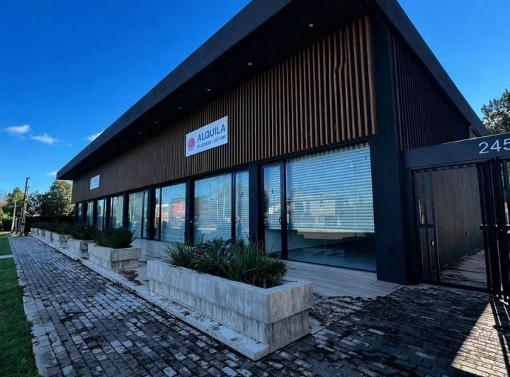 Local comercial · 140m² · 1 Ambiente · 1 Cochera