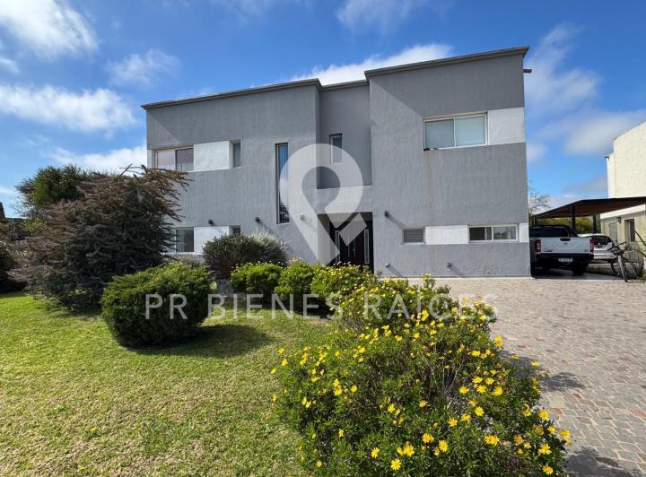 Casa · 245m² · 5 Ambientes · 1 Cochera