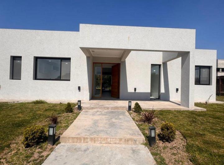 Casa · 188m² · 4 Ambientes · 2 Cocheras