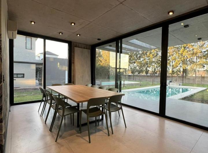 Casa · 400m² · 7 Ambientes · 2 Cocheras