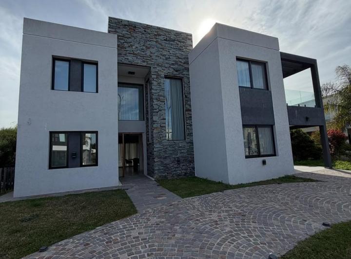 Casa · 800m² · 5 Ambientes · 2 Cocheras