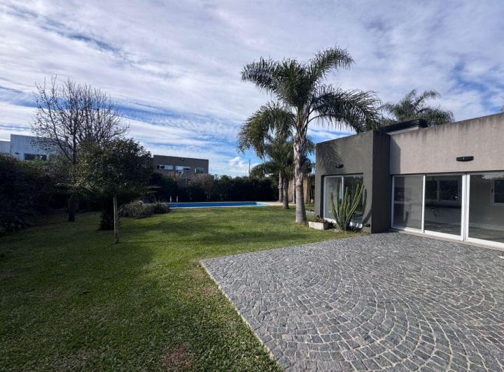 Casa · 235m² · 4 Ambientes · 2 Cocheras