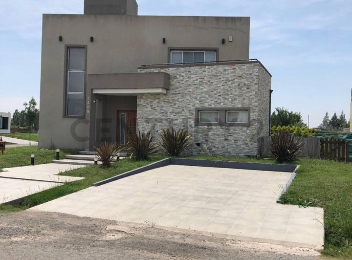 Casa · 210m² · 4 Ambientes · 1 Cochera