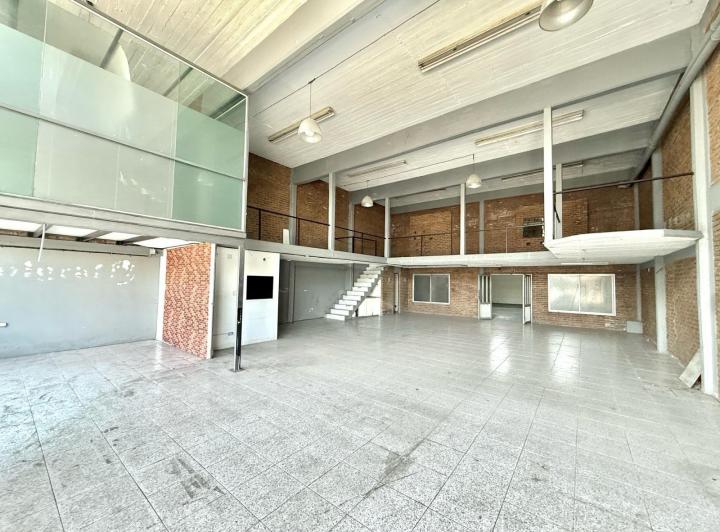 Local comercial · 350m² · 3 Ambientes · 6 Cocheras