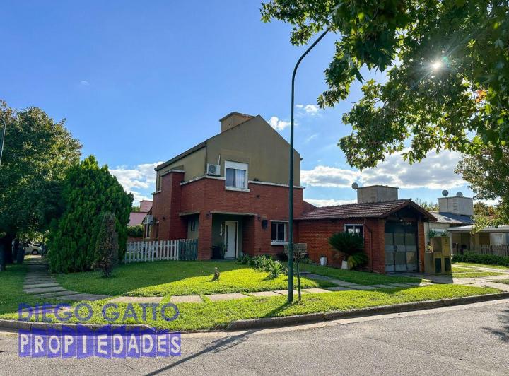 Casa · 230m² · 5 Ambientes · 1 Cochera