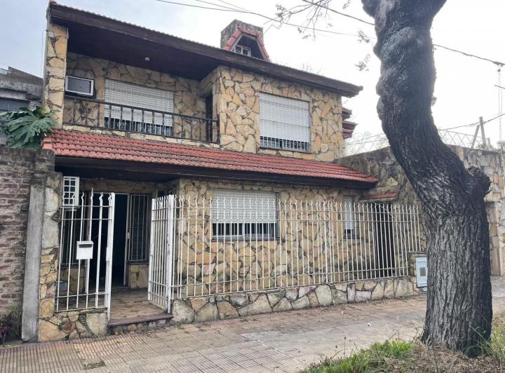 Casa · 160m² · 4 Ambientes · 1 Cochera