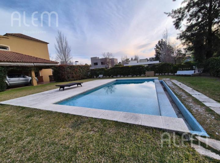 Casa · 343m² · 4 Dormitorios · 2 Cocheras