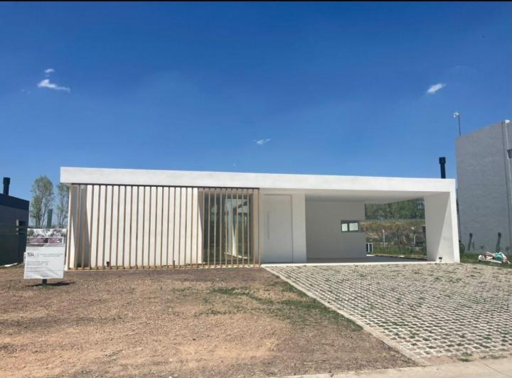 Casa · 170m² · 4 Ambientes · 1 Cochera