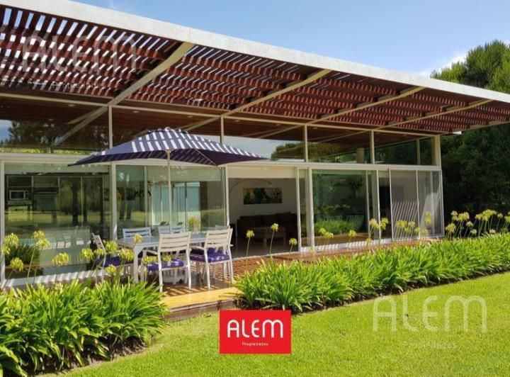 Casa · 200m² · 5 Ambientes