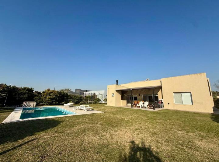 Casa · 140m² · 4 Ambientes · 2 Cocheras