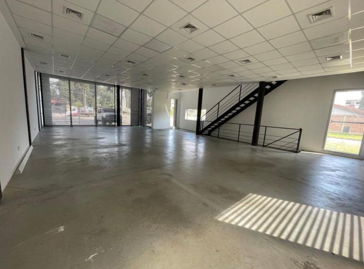 Local comercial · 400m² · 4 Ambientes · 2 Cocheras